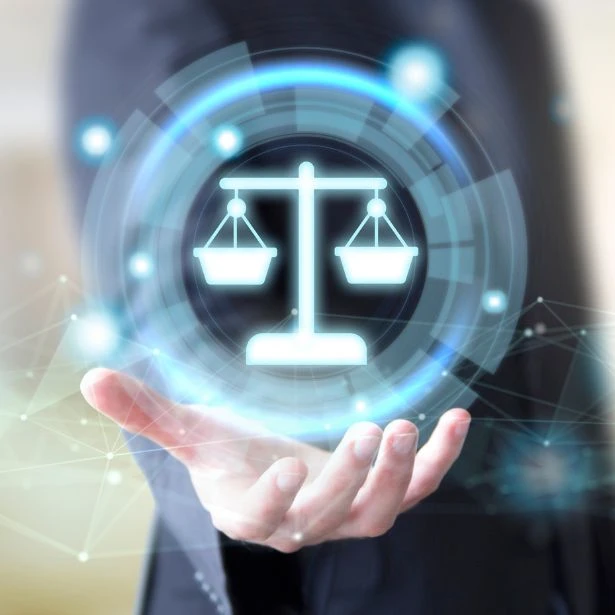 Mano che regge una bilancia olografica